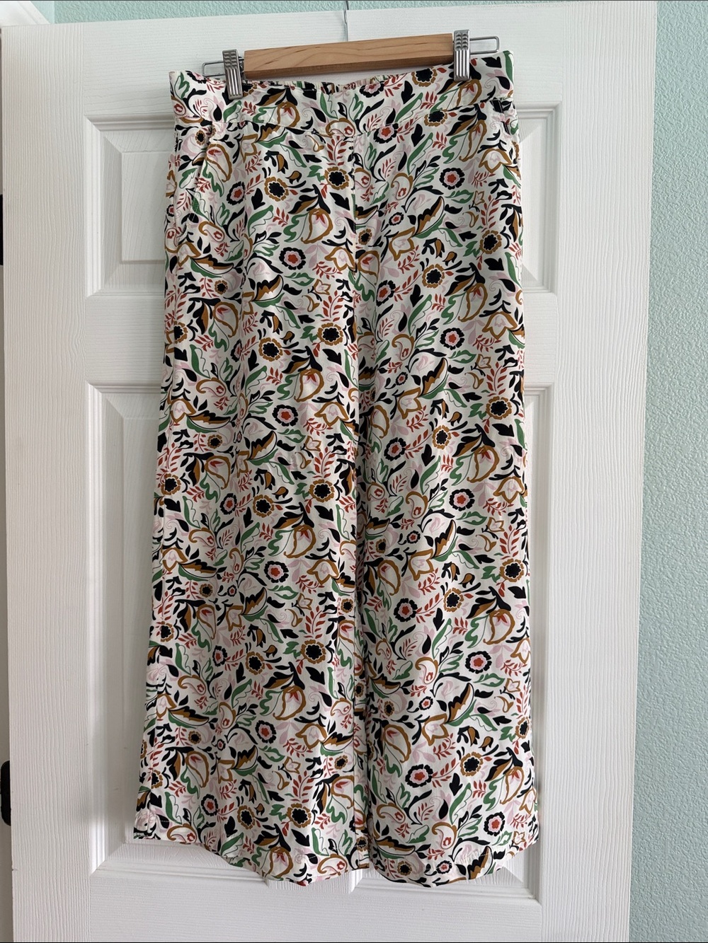 T Tahari White Floral Wide-Leg Cropped Pants with Green & Black Print